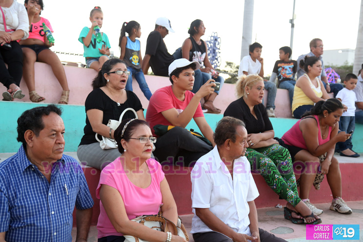 Hermosa cantata a la mujer en Paseo Xolotl&aacute;n